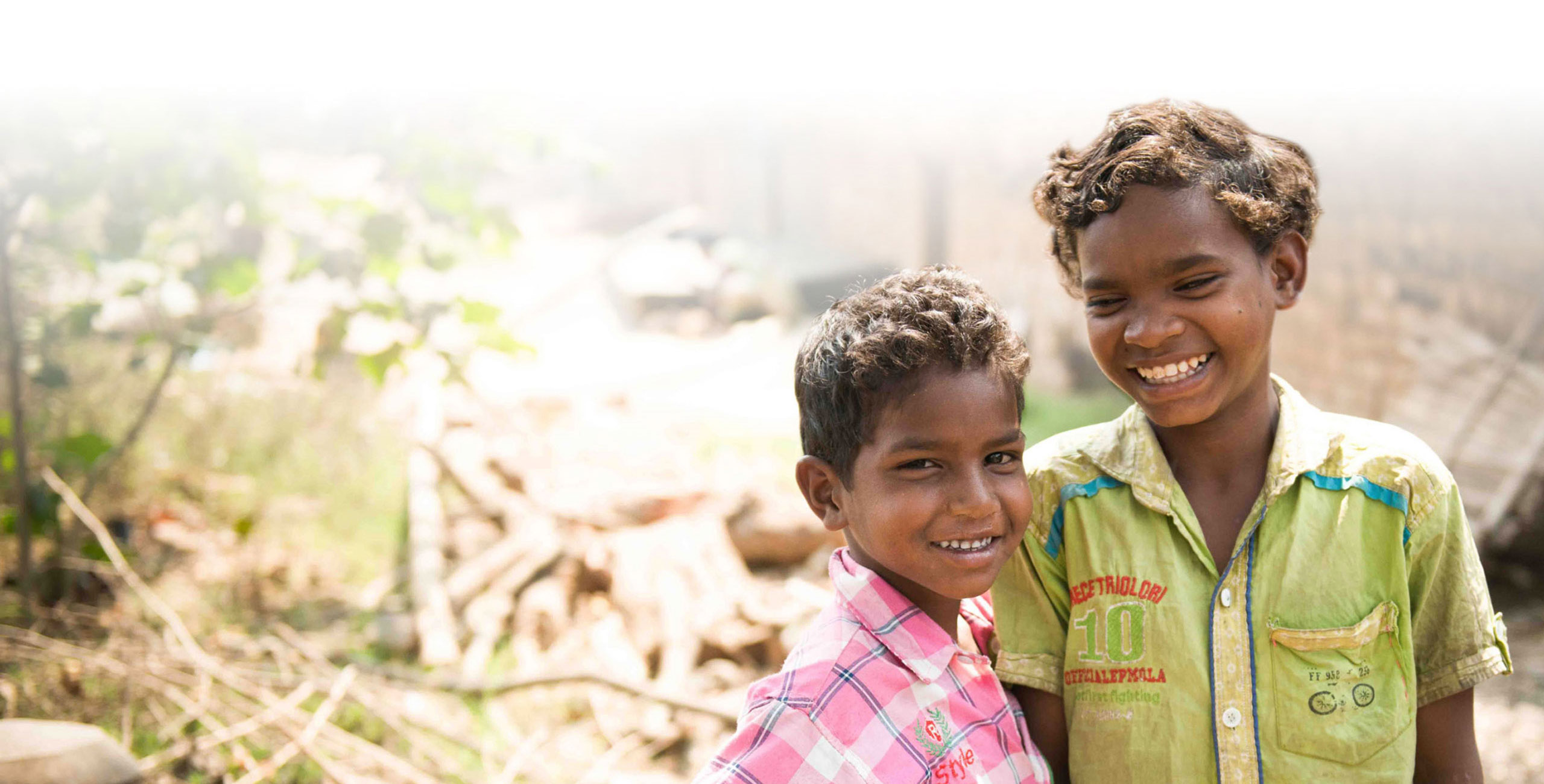 Deux garçons indiens qui sourient