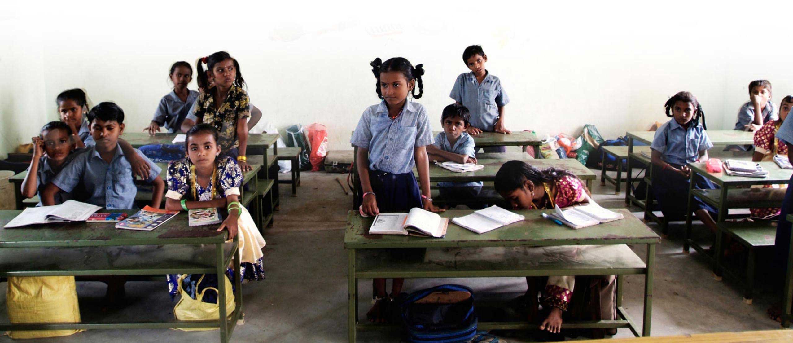 Enfants indiens dans leur classe d'école
